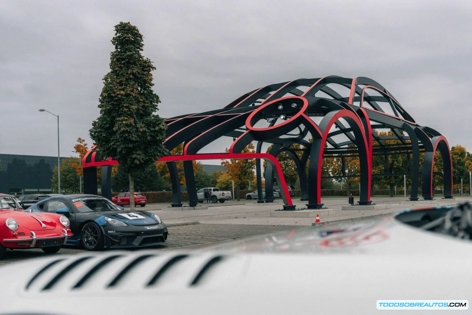 Detalle de la estructura de acero de la escultura gigante del Porsche 911.