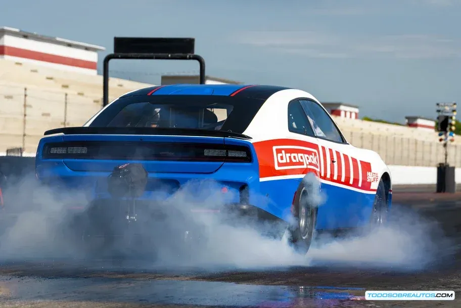 Vista detallada del motor V8 HEMI sobrealimentado del Dodge Charger Hustle Stuff Drag Pak 2026