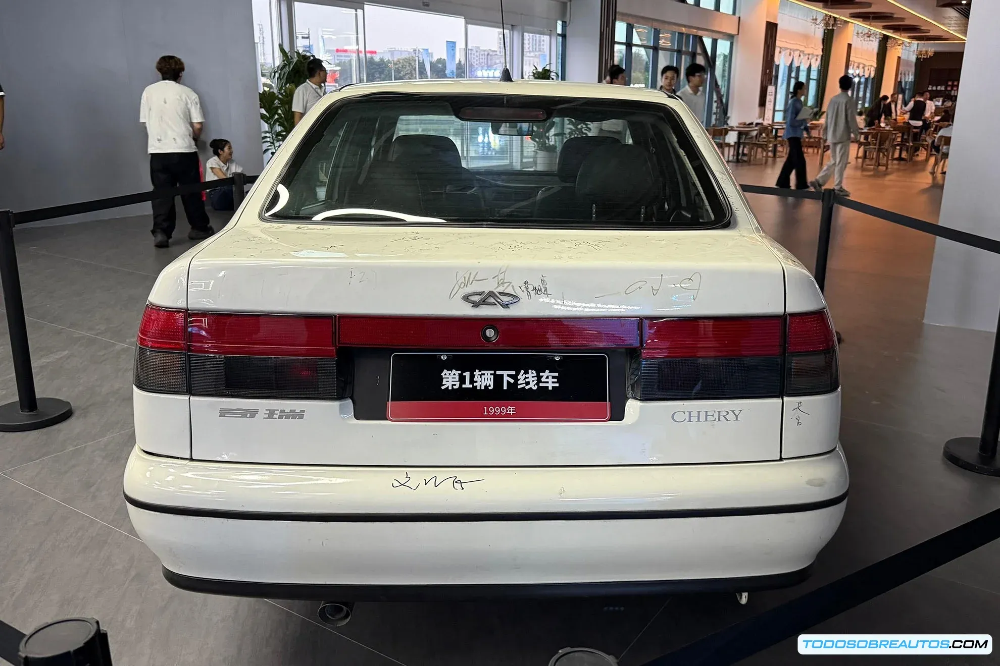 Detalle de la parrilla frontal de un Chery Fulwin.