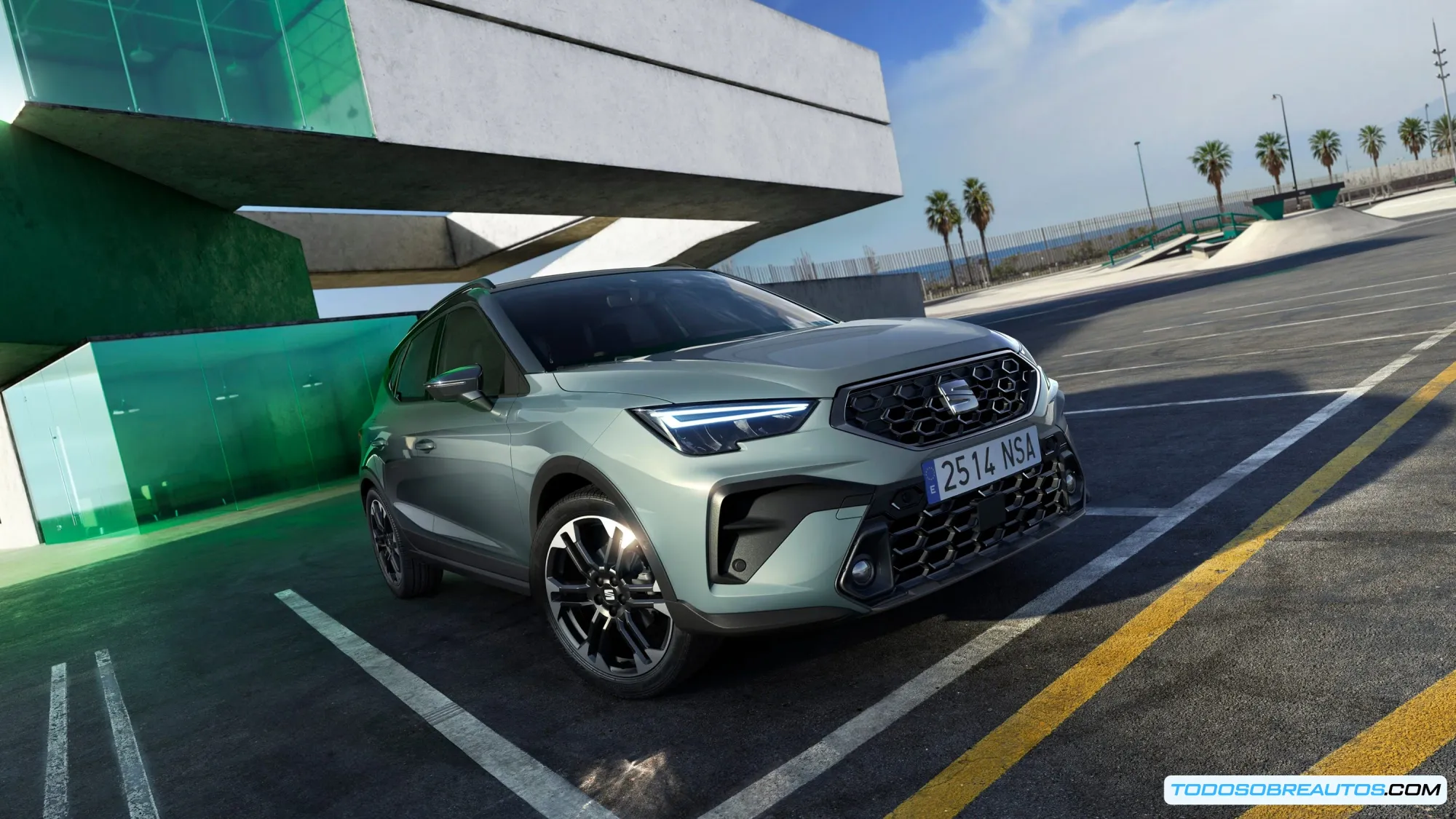 Seat Arona 2026 en entorno urbano, destacando sus dimensiones y diseño moderno.
