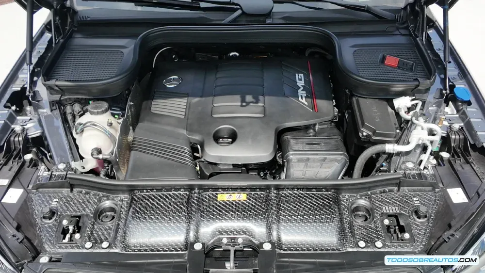 Interior del Mercedes-AMG GLE 53 HYBRID 4MATIC+ mostrando la pantalla y los detalles de lujo.