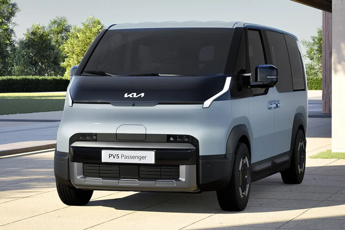 Kia PV5 Cargo Long Range durante la prueba de récord Guinness de autonomía, mostrando el vehículo en la carretera.