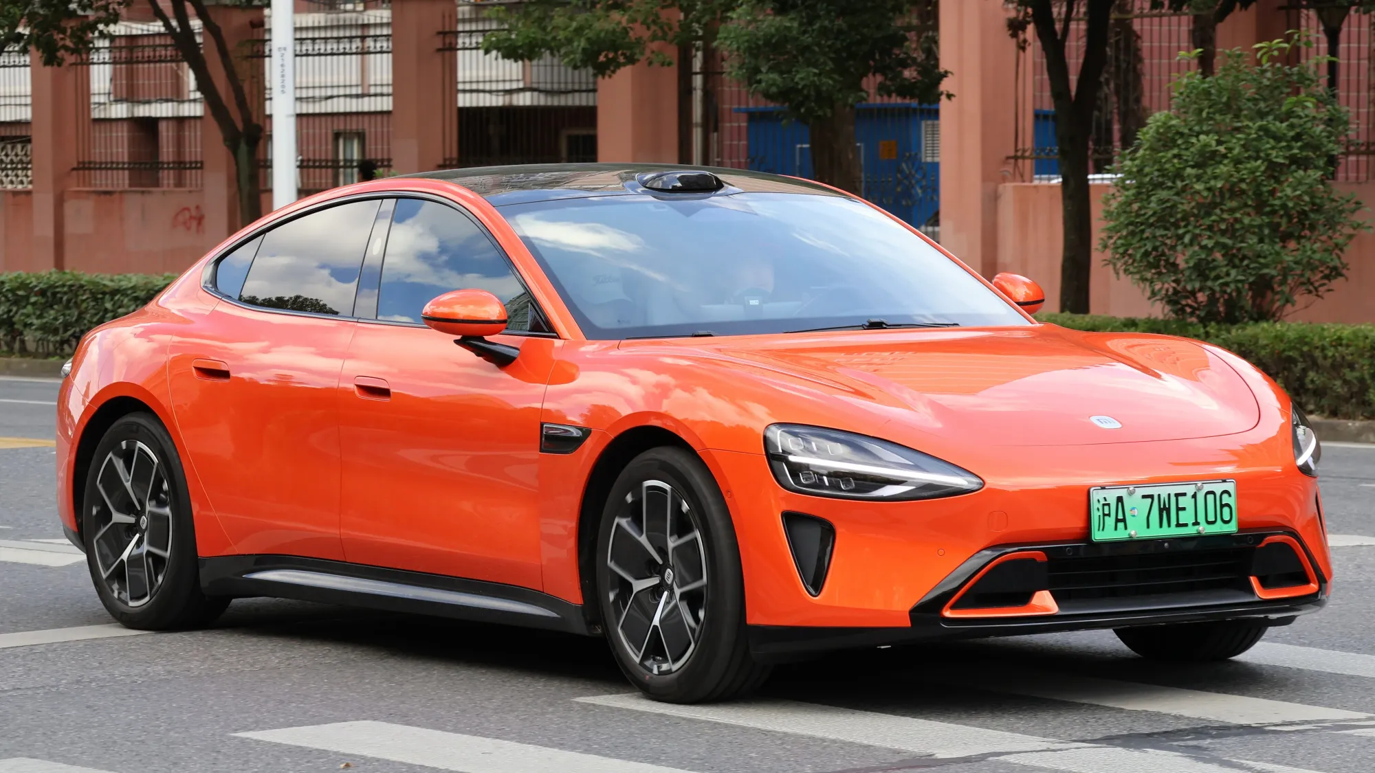 Vehículo Naranja Xiaomi SU7