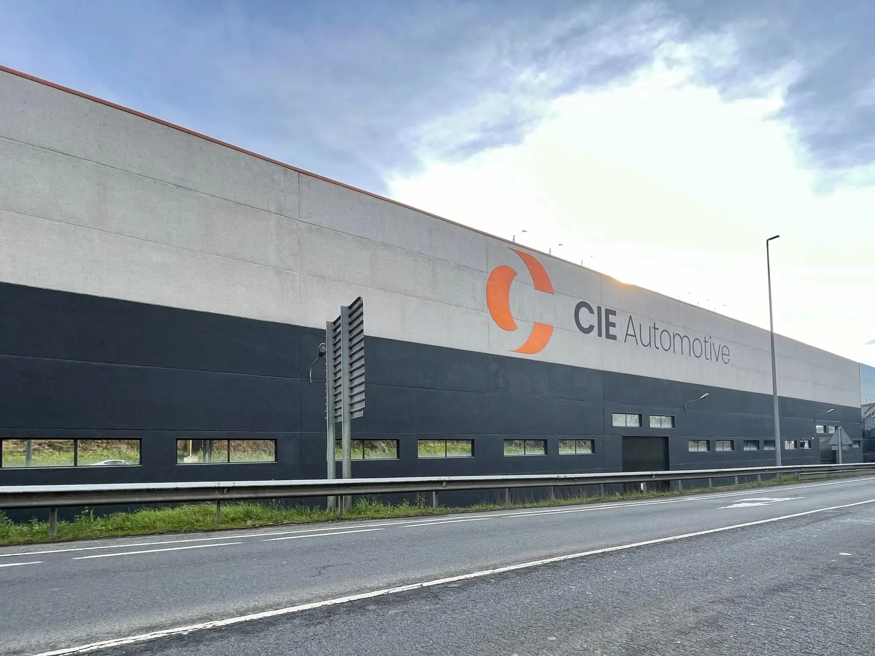 El grupo indio Mahindra reducirá a la mitad su participación en CIE Automotive