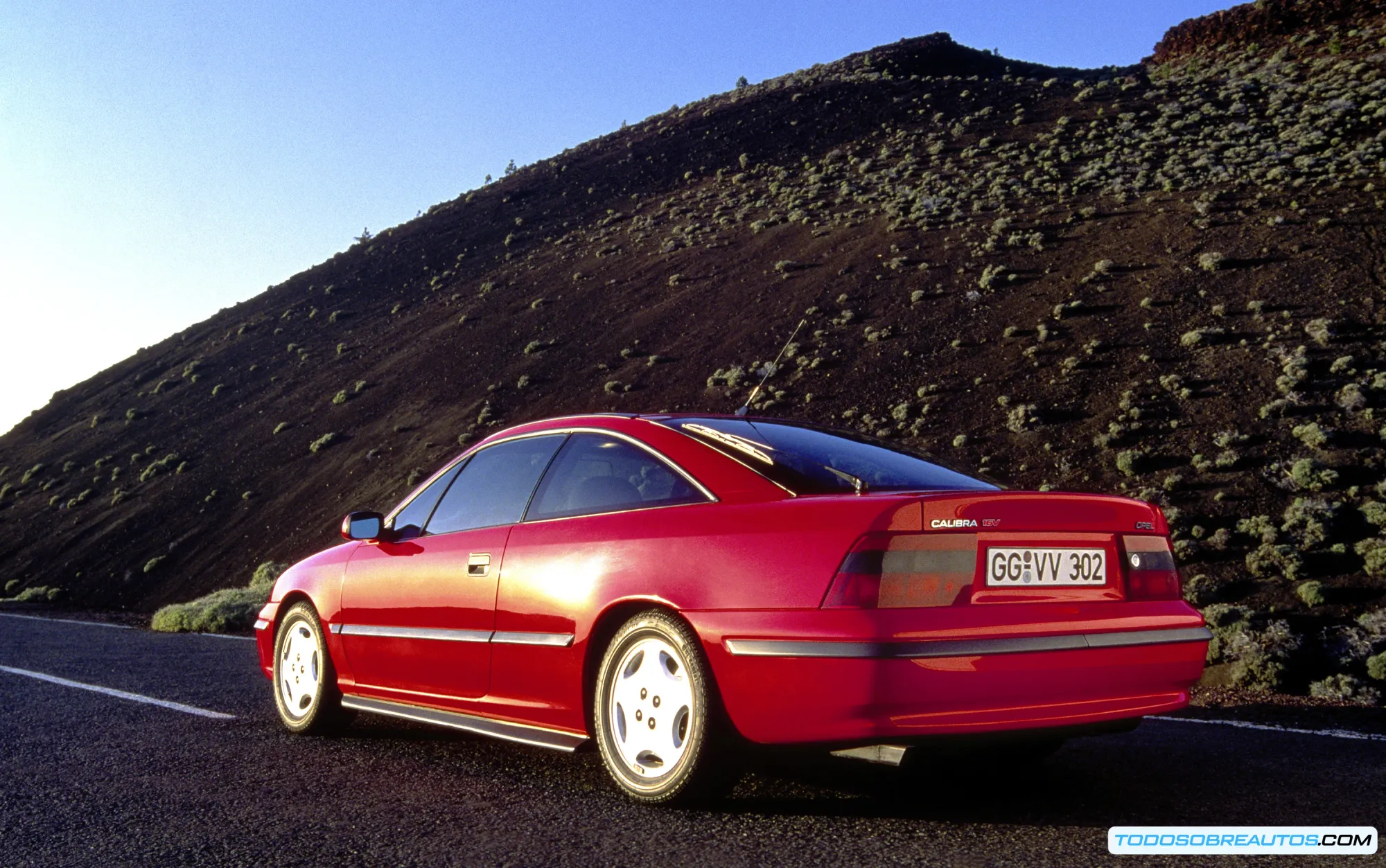Detalle del perfil lateral del Opel Calibra mostrando su silueta esbelta.