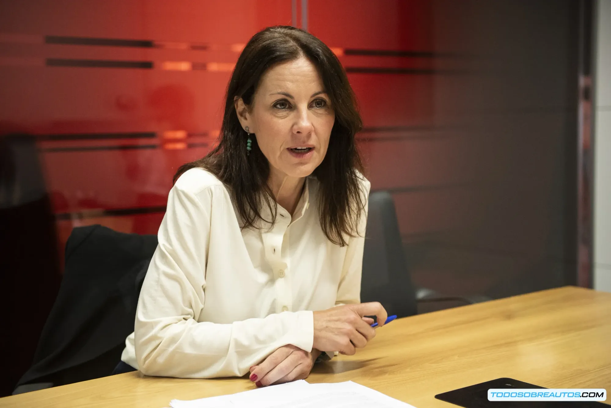 Imagen ilustrativa de la expansión global de Repsol Lubricantes, mostrando sus productos en diversos mercados internacionales.