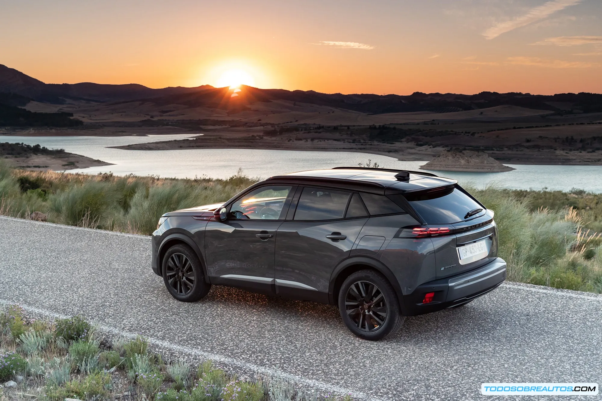 Peugeot e-2008 GT 2023 en color gris, mostrando su diseño SUV compacto con detalles deportivos y techo panorámico.