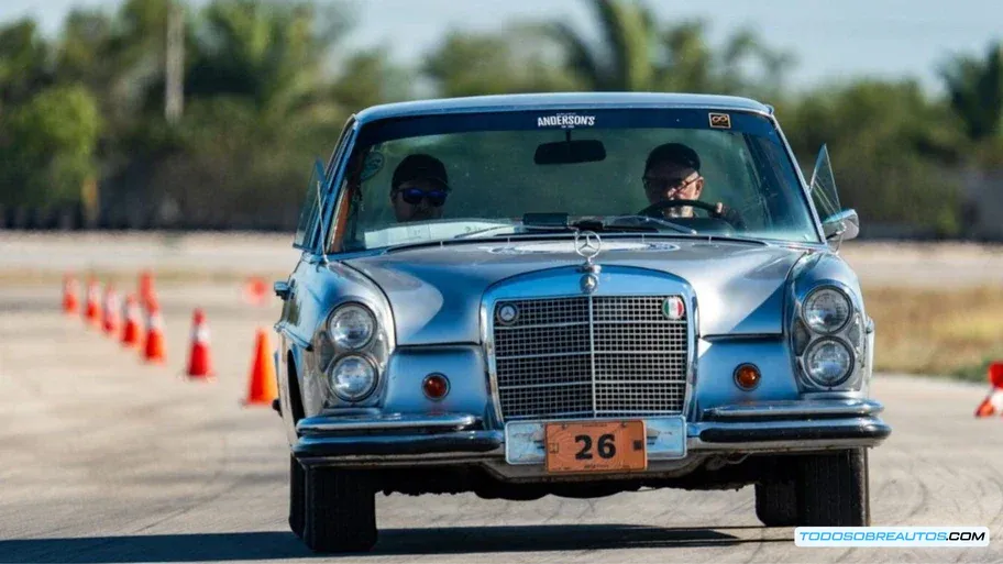 BMW 2002 clásico - sedán deportivo histórico en competencia del Rally Maya