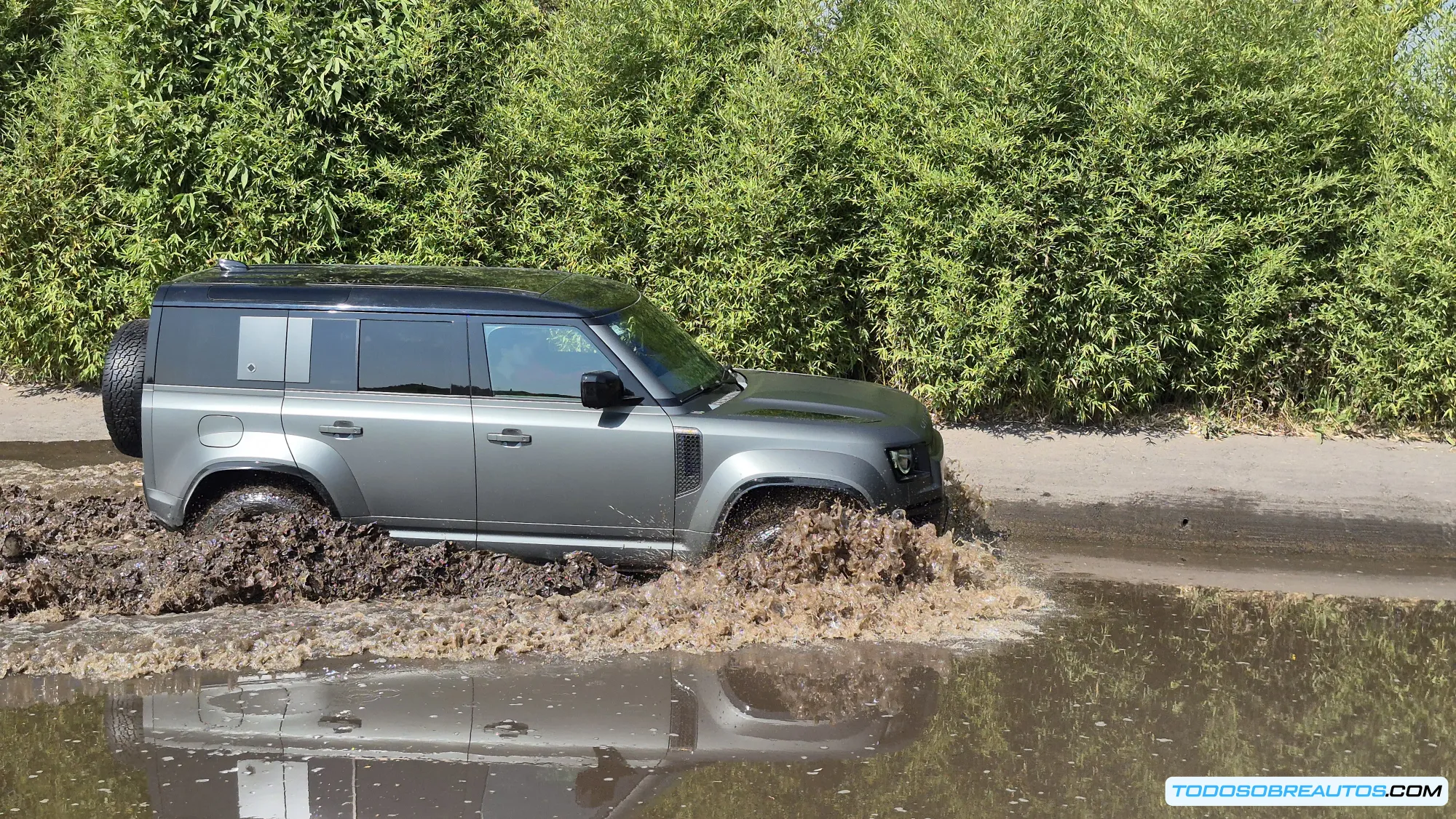 Range Rover Sport Eléctrica en movimiento mostrando su diseño deportivo y agresivo, con líneas musculares y rines de aleación específicos para el modelo Sport