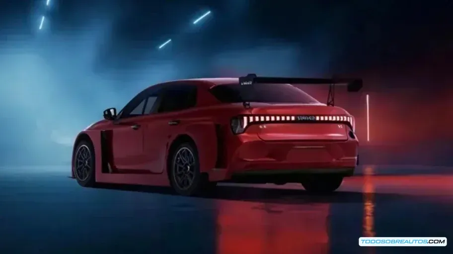 Detalle técnico del motor 2.0 litros turbo Drive-E T6 del Lynk & Co 03+ TCR mostrando componentes de rendimiento, sistema de enfriamiento reforzado y etiquetas de homologación TCR