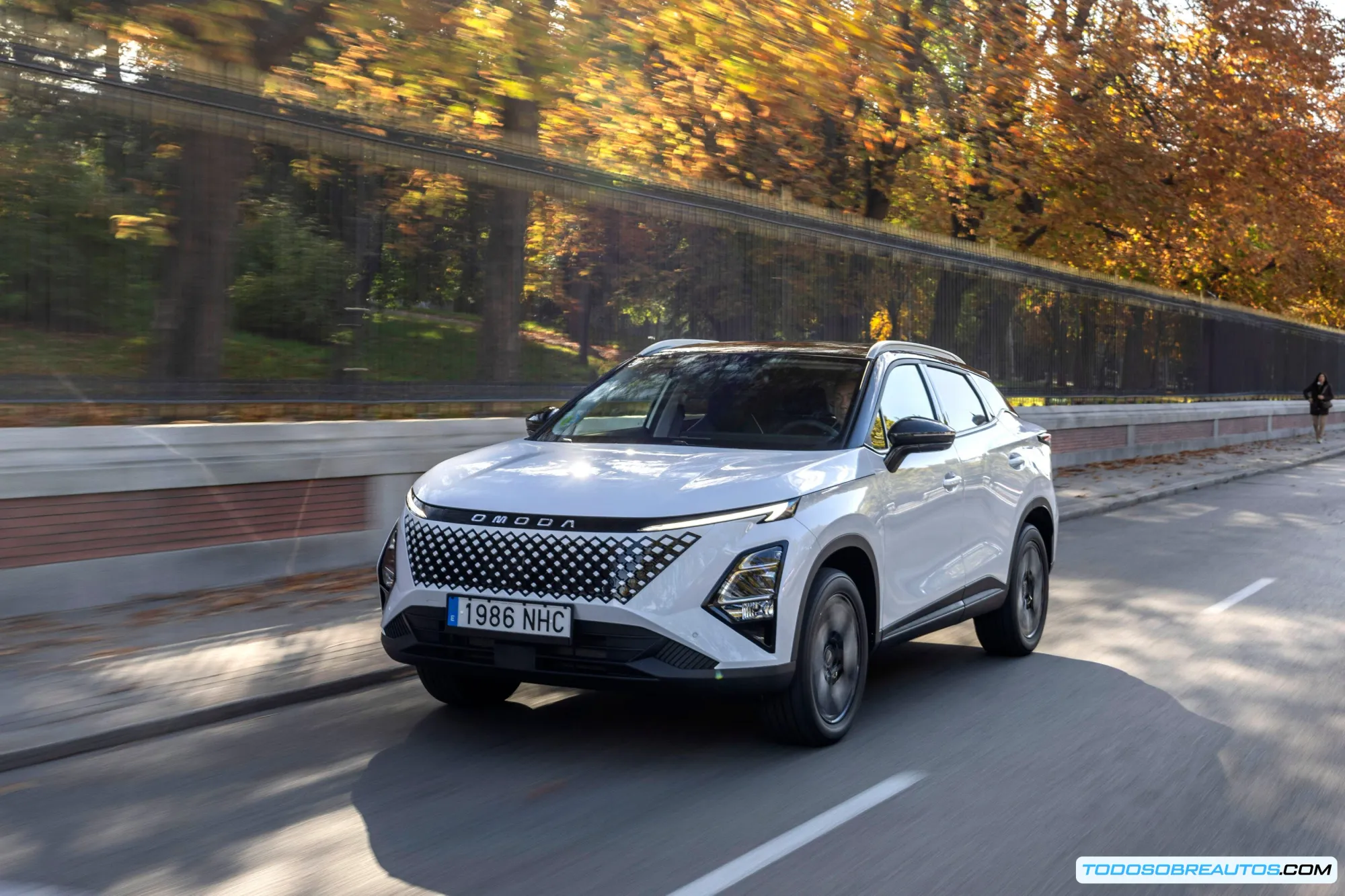 Vista frontal del Omoda 5, un vehículo eléctrico chino diseñado para el mercado europeo, destacando su diseño moderno y atractivo.