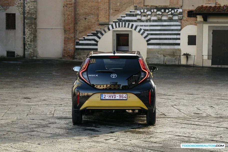 Interior Toyota Aygo X GR SPORT - Detalles de asientos con logo GR y materiales deportivos