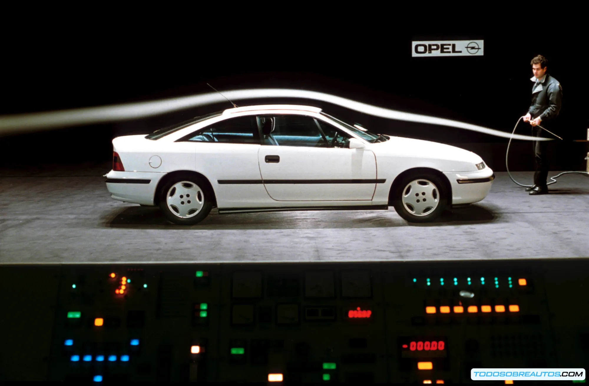 Representación del flujo de aire alrededor del Opel Calibra.