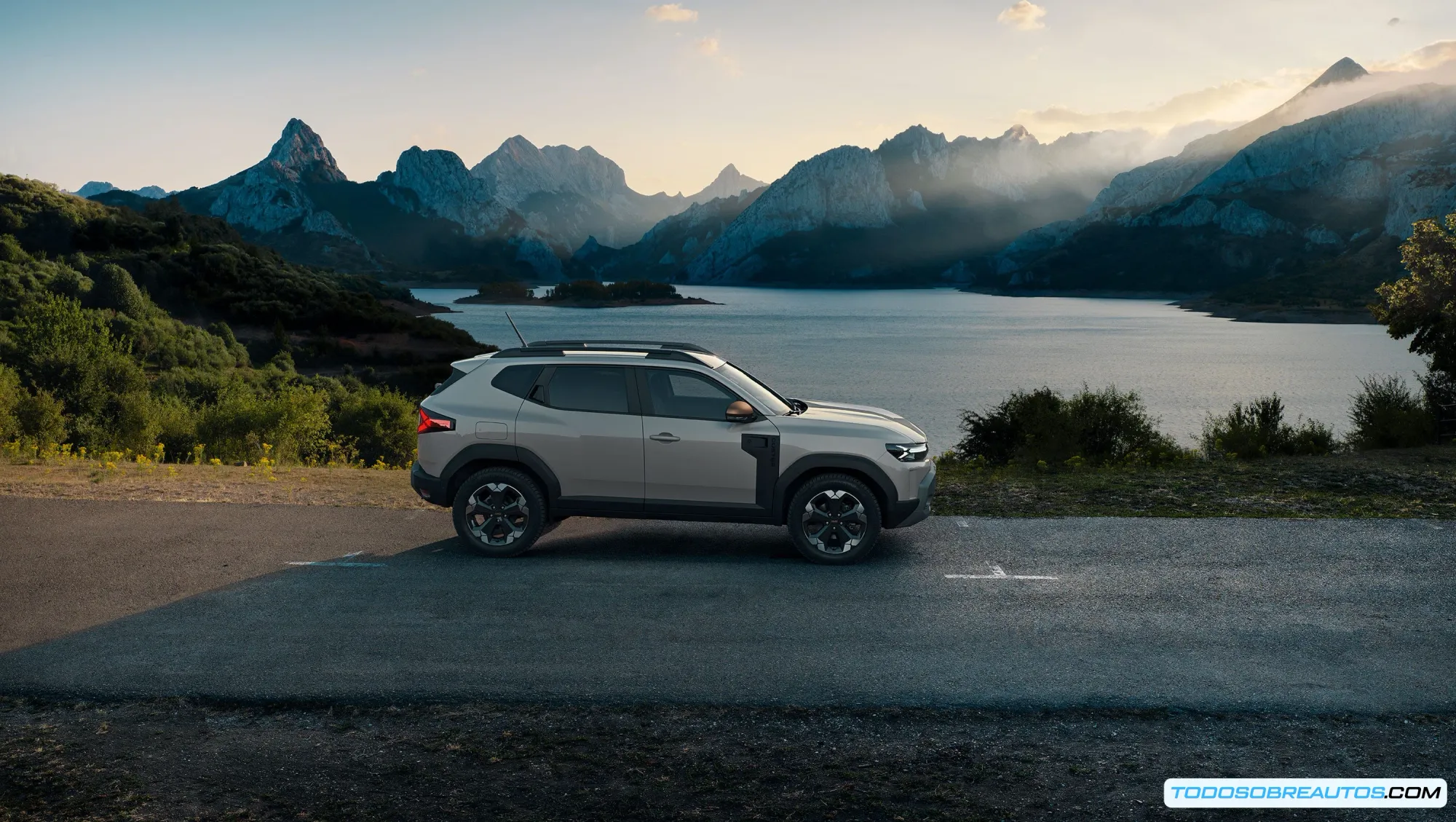 Dacia Duster 2024 en color naranja, mostrando su diseño robusto y asequible.
