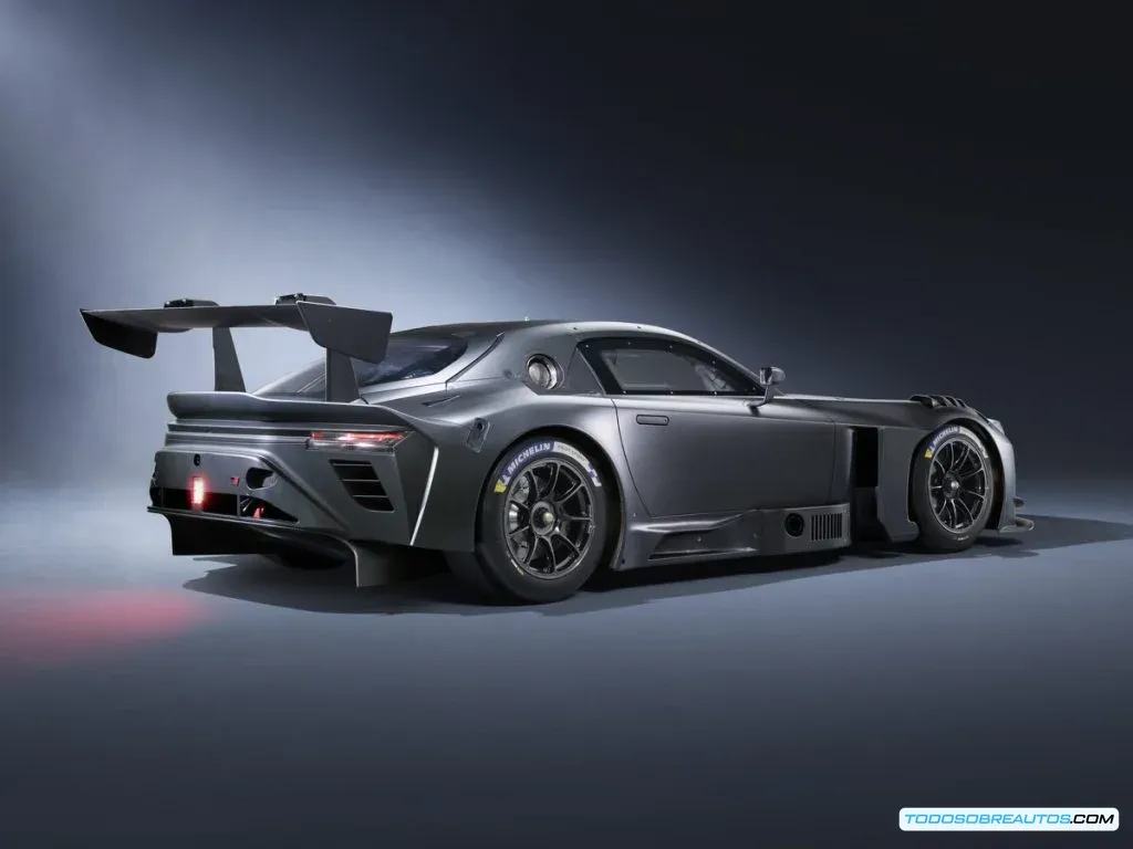 Detalle de construcción del chasis del Toyota GR GT mostrando estructura de aluminio y refuerzos de fibra de carbono que heredan tecnología del Lexus LFA