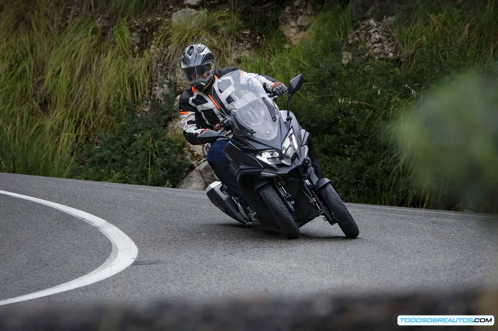 Primer plano del chasis de aluminio del Kymco CV3 mostrando construcción ligera de 15.3kg y detalles de ensamblaje de alta calidad