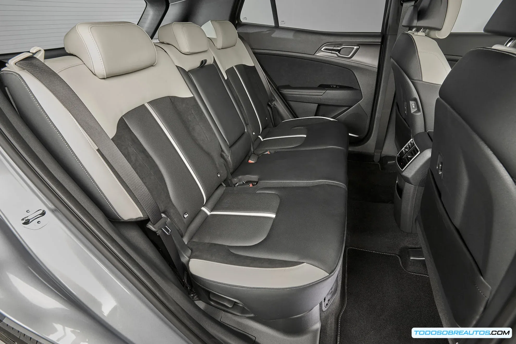 Detalle del motor hibrido del Kia Sportage 2025