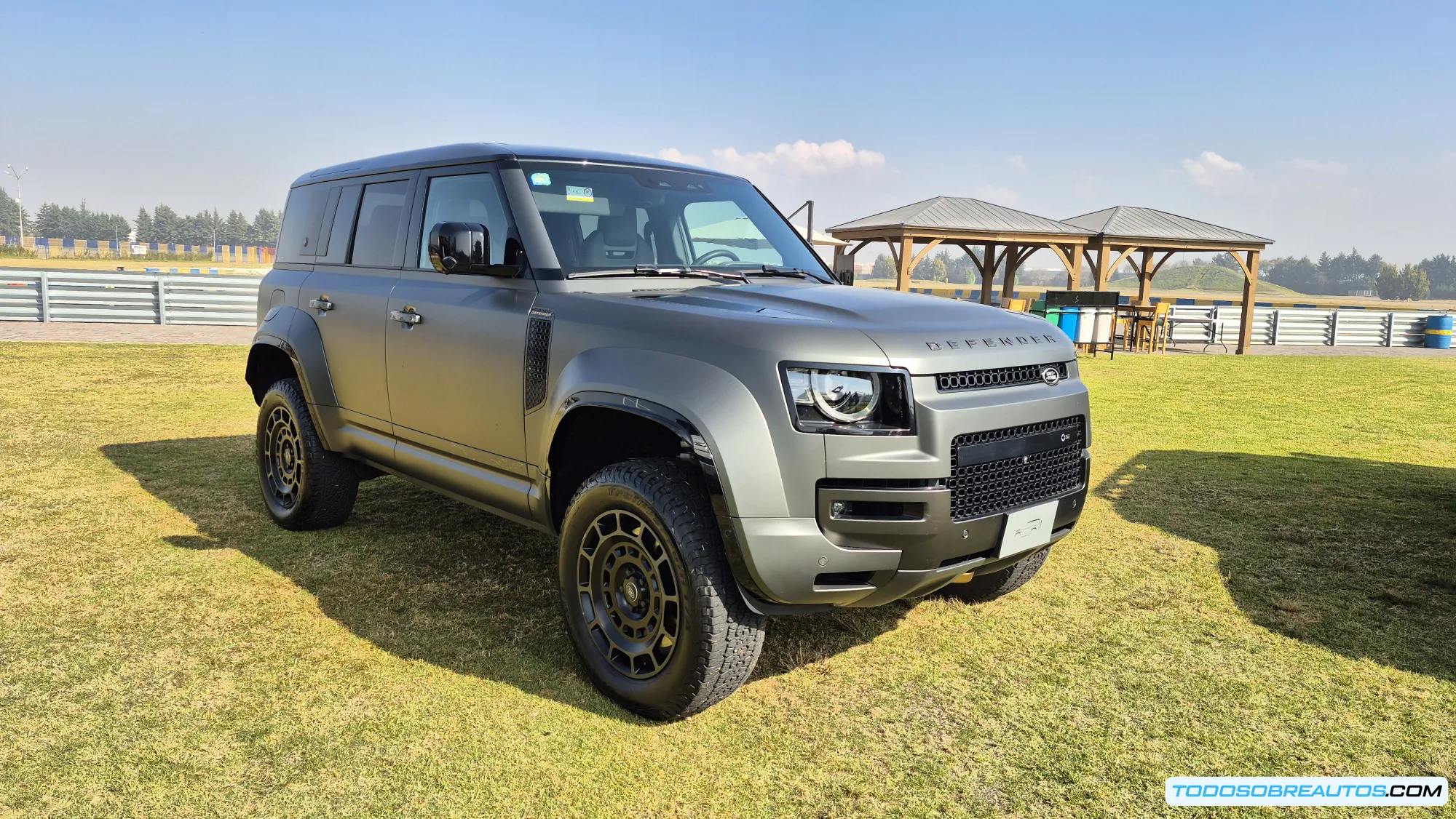 Land Rover Discovery 2024 en color plateado mostrando su espacio interior familiar y diseño equilibrado entre lujo y funcionalidad para aventuras familiares