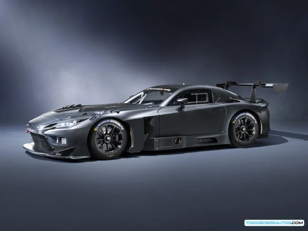 Vista frontal del Toyota GR GT mostrando su parrilla deportiva y diseño agresivo inspirado en competición, con detalles de fibra de carbono visibles