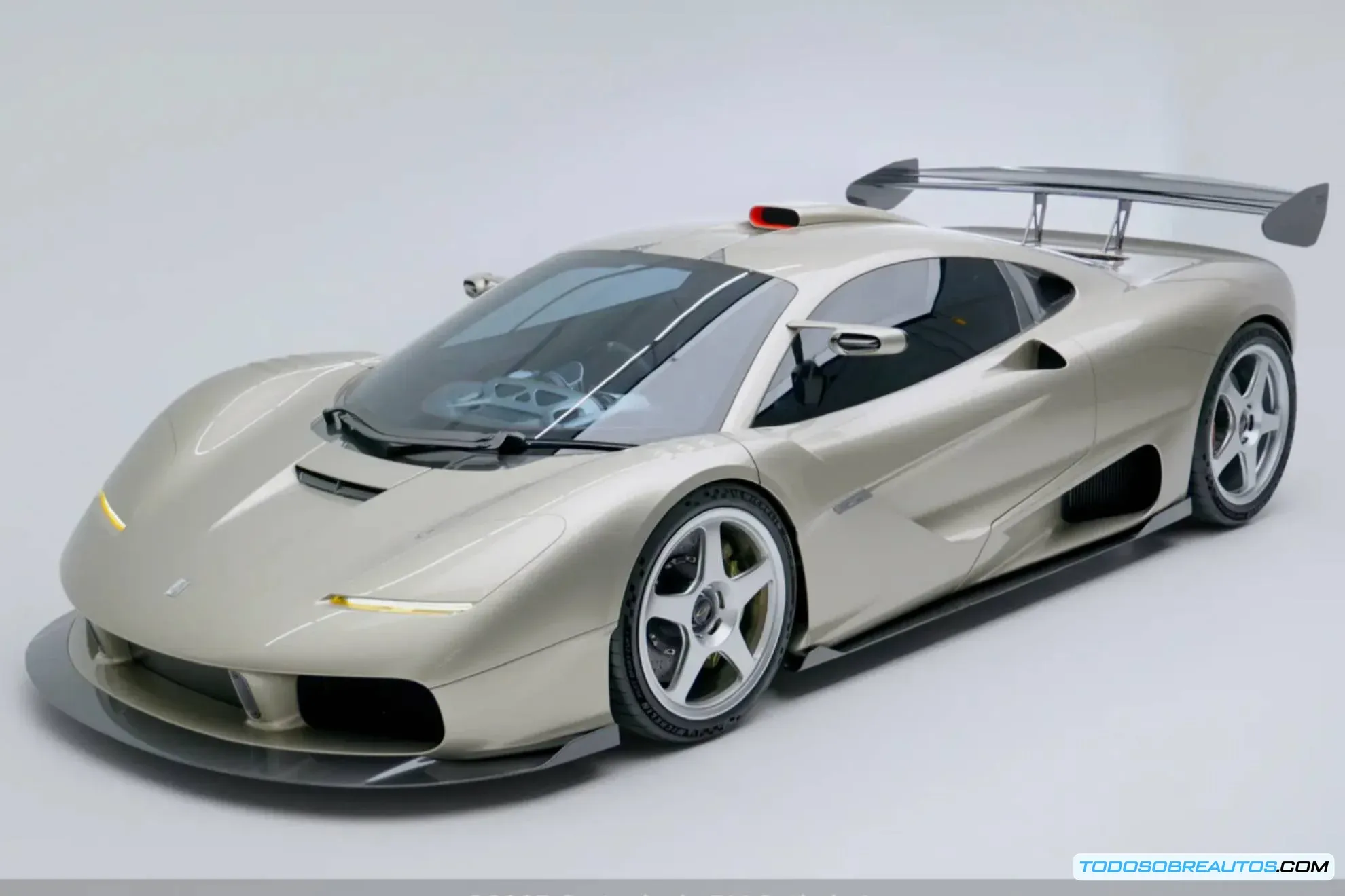 Detalle del interior del Gordon Murray S1 LM, destacando el diseño minimalista y los materiales de alta calidad. Hiperdeportivo con enfoque en la experiencia de conducción pura.