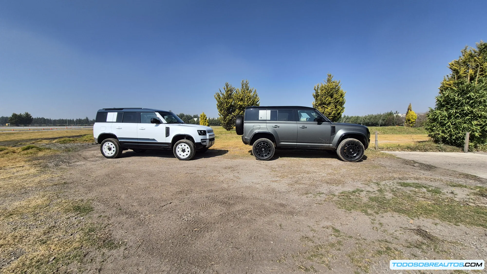 Showroom o presentación oficial de JLR México mostrando la nueva identidad visual separada para las cuatro marcas, con iluminación profesional y diseño de exhibición moderno