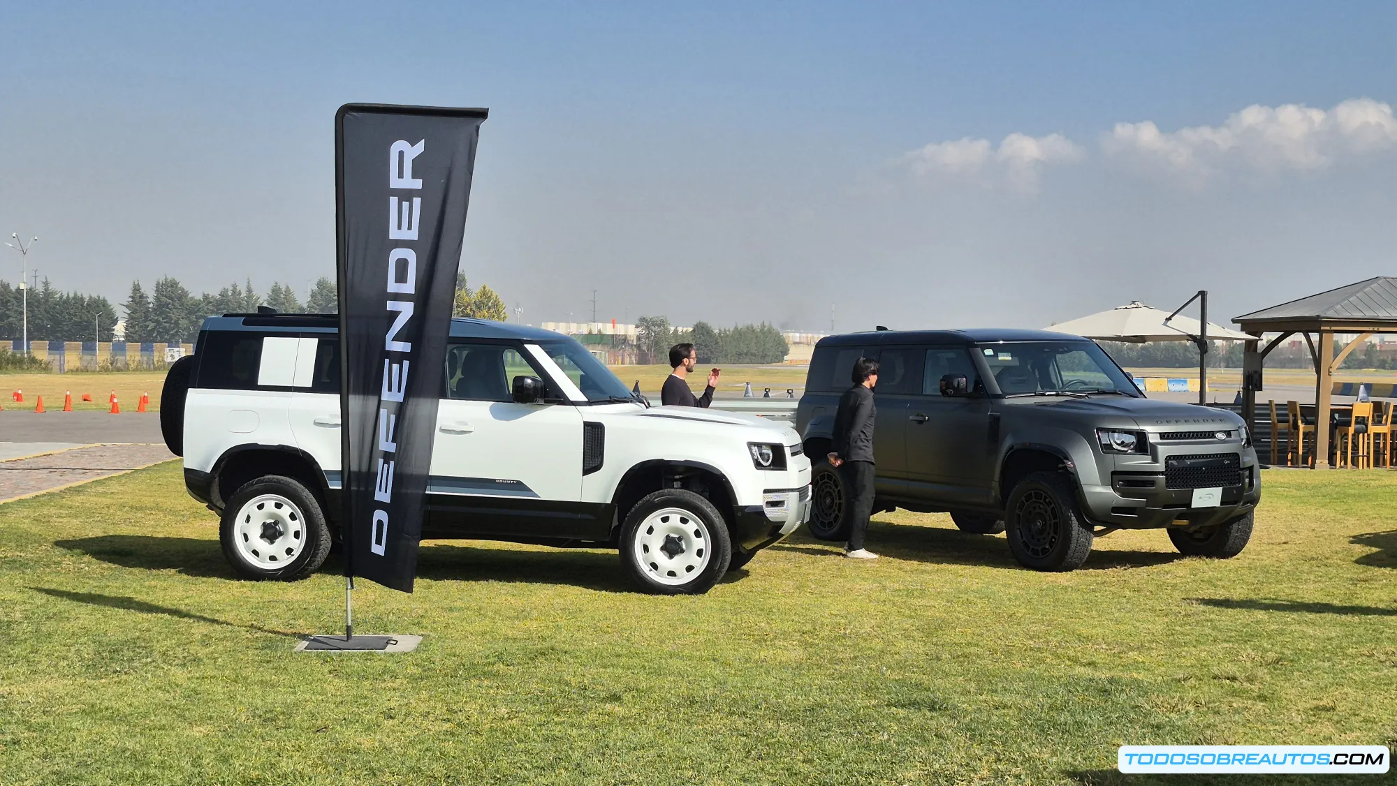 Interior de lujo de la Range Rover Eléctrica mostrando pantallas digitales, asientos de cuero y ambiente silencioso que destaca la excelente insonorización del vehículo