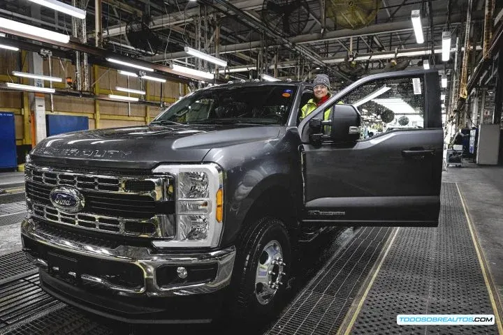 Vista de tres cuartos delanteros de una Ford Super Duty 2023 en la línea de ensamblaje de la planta Kentucky Truck, mostrando su carrocería y estructura.