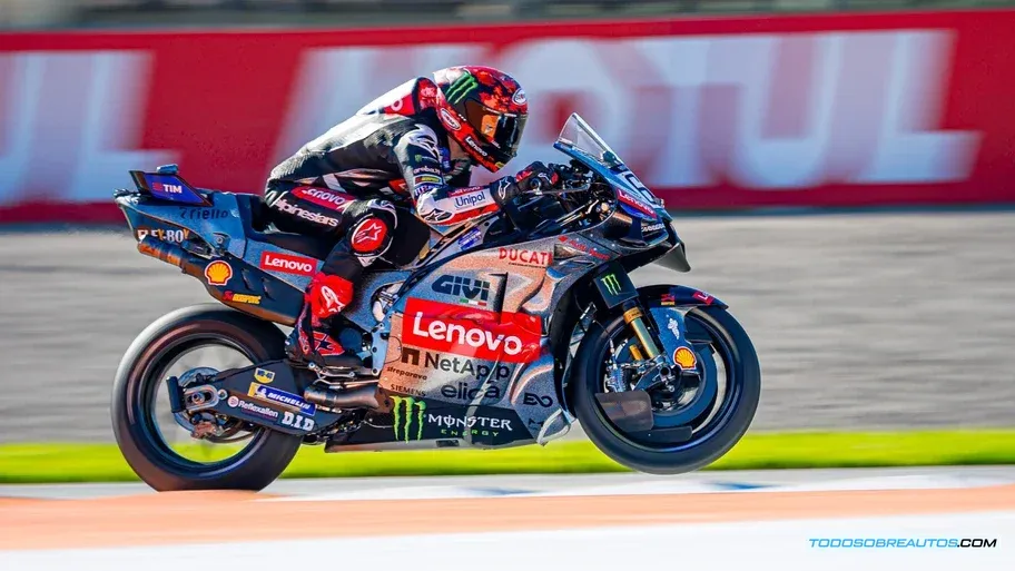 Detalle de las decoraciones retro en las Ducati Desmosedici GP26 durante las celebraciones del centenario.