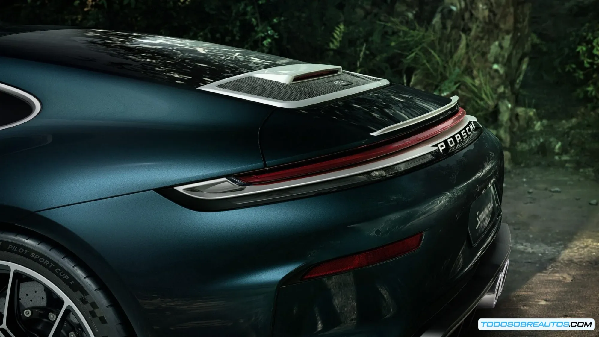 Vista lateral del Porsche 911 GT3 Touring Ocelote edición especial, destacando la silueta elegante y las llantas de diseño exclusivo.