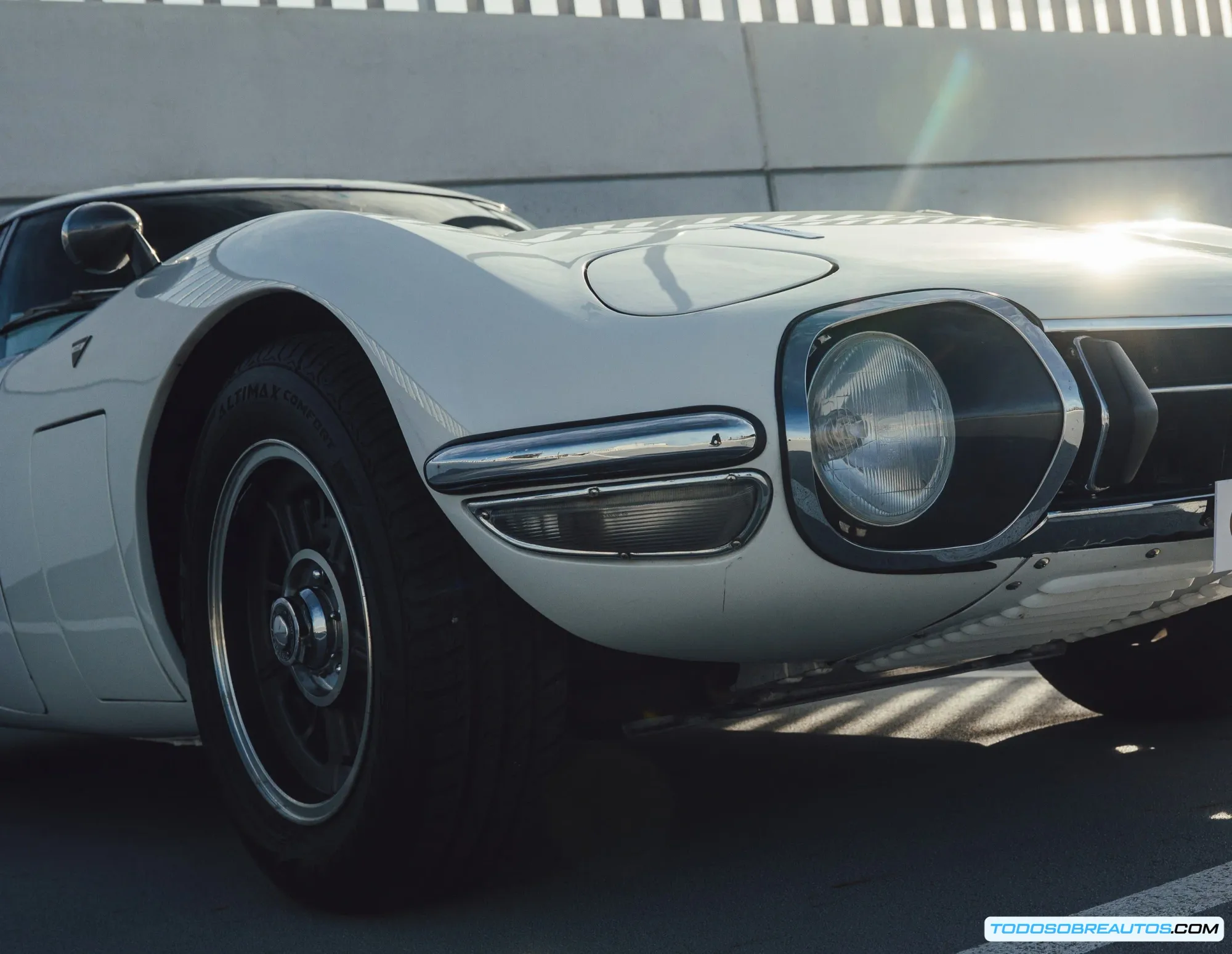 Toyota 2000 GT en movimiento mostrando su agilidad y estabilidad en carretera, características que sorprendieron a los probadores contemporáneos