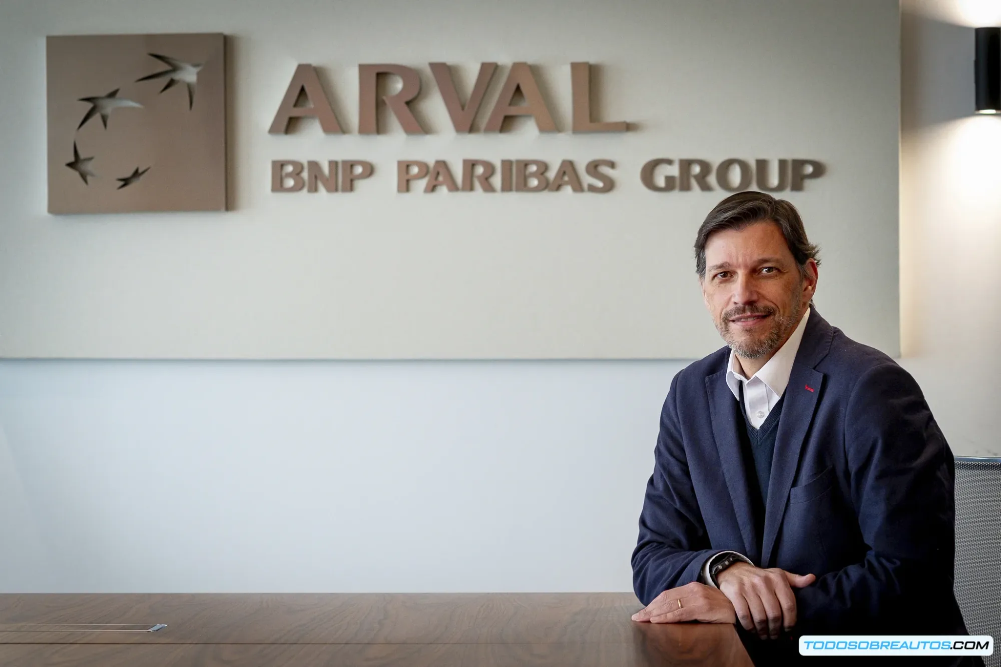 Vehículo eléctrico de flota corporativa en carga - Arval avanza hacia la electrificación con 30% de incorporaciones híbridas y eléctricas