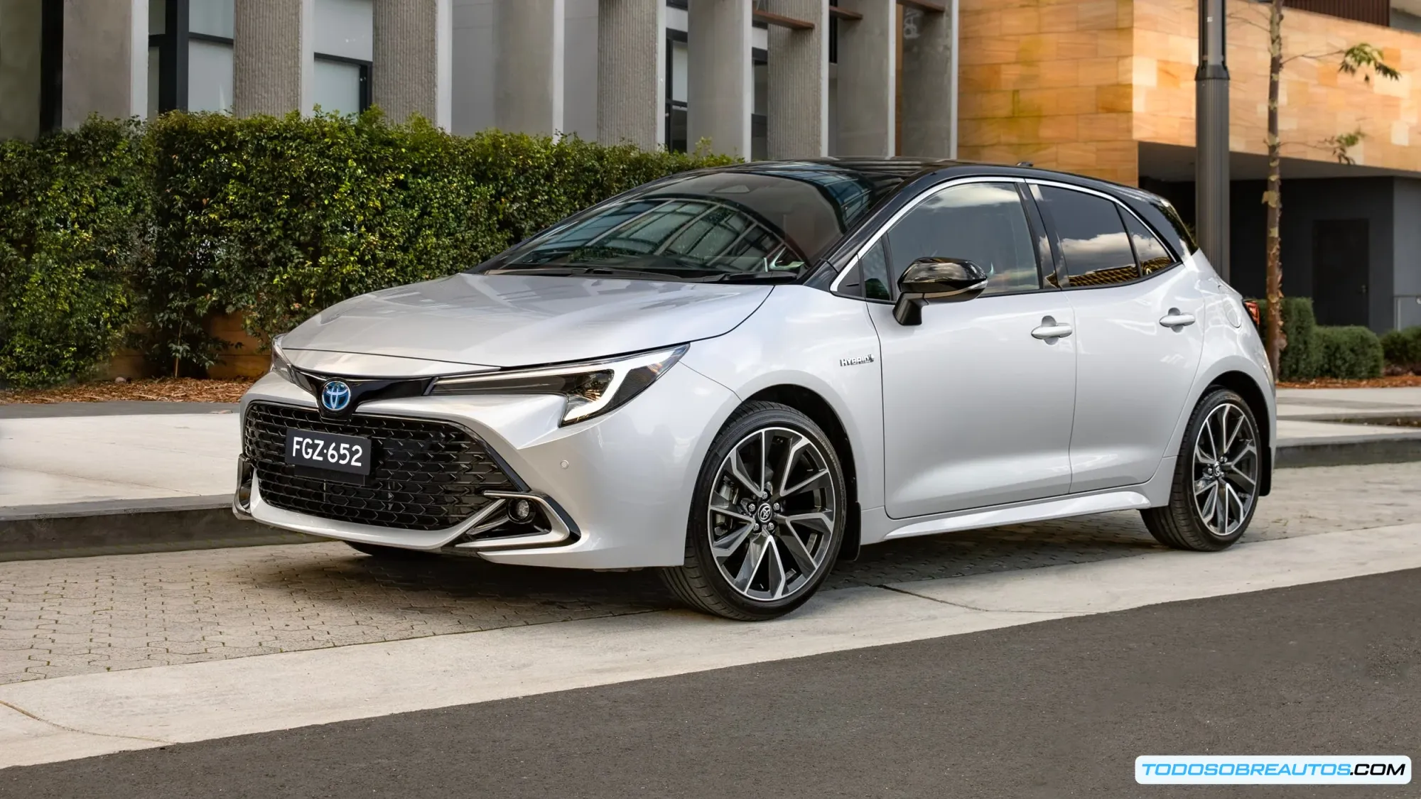 Vista lateral del Toyota Corolla Hybrid 2024 en color azul mostrando diseño moderno y eficiencia aerodinámica.