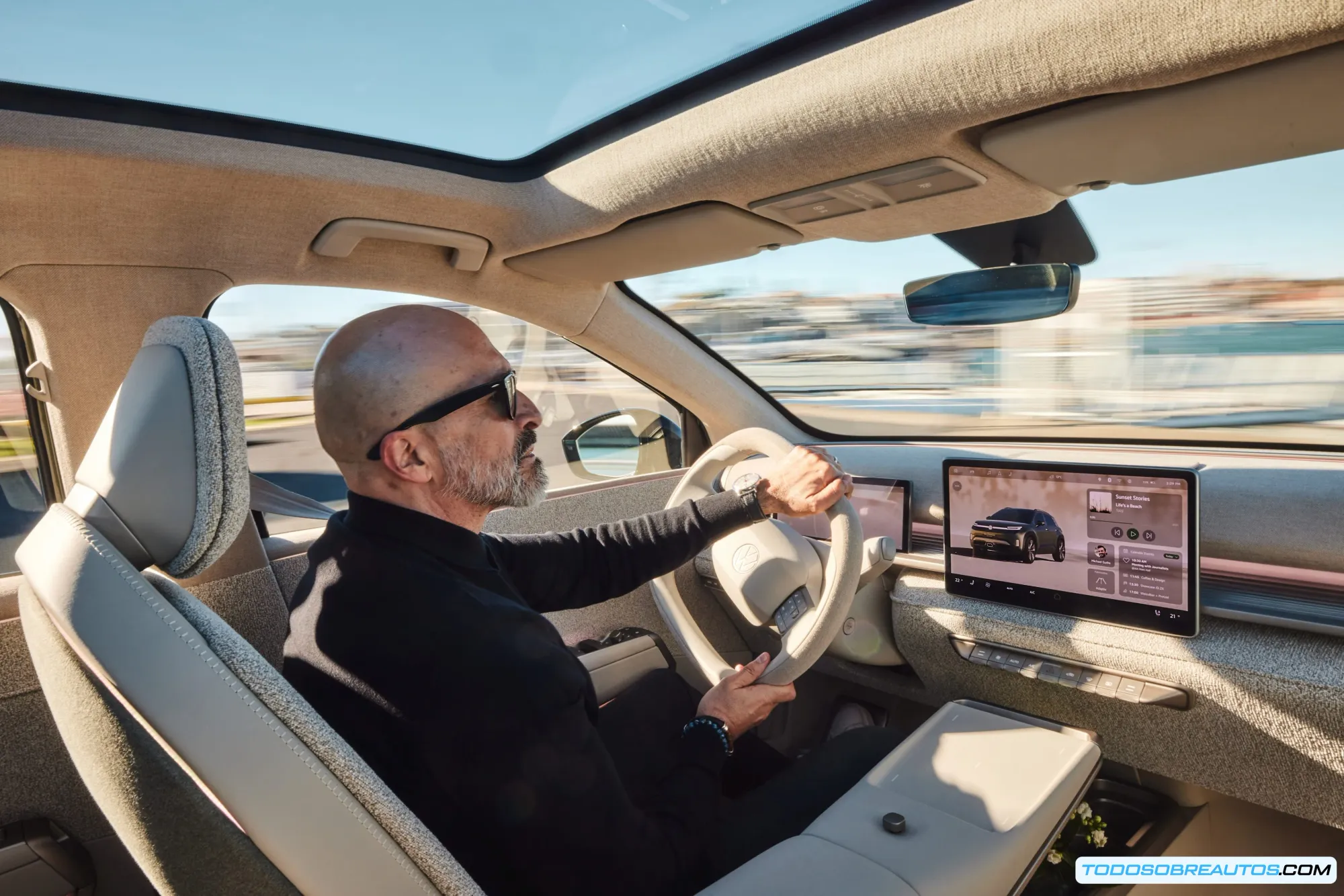 Interior moderno de SUV eléctrico mostrando cómo los diseños deportivos evolucionan manteniendo esencia de tapicerías clásicas