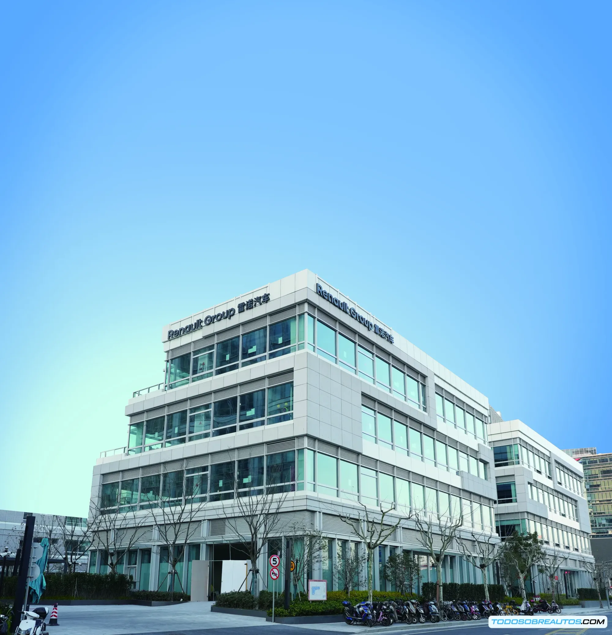 Línea de ensamblaje moderna de vehículos eléctricos BYD, destacando la eficiencia y rapidez en la producción de automóviles chinos.