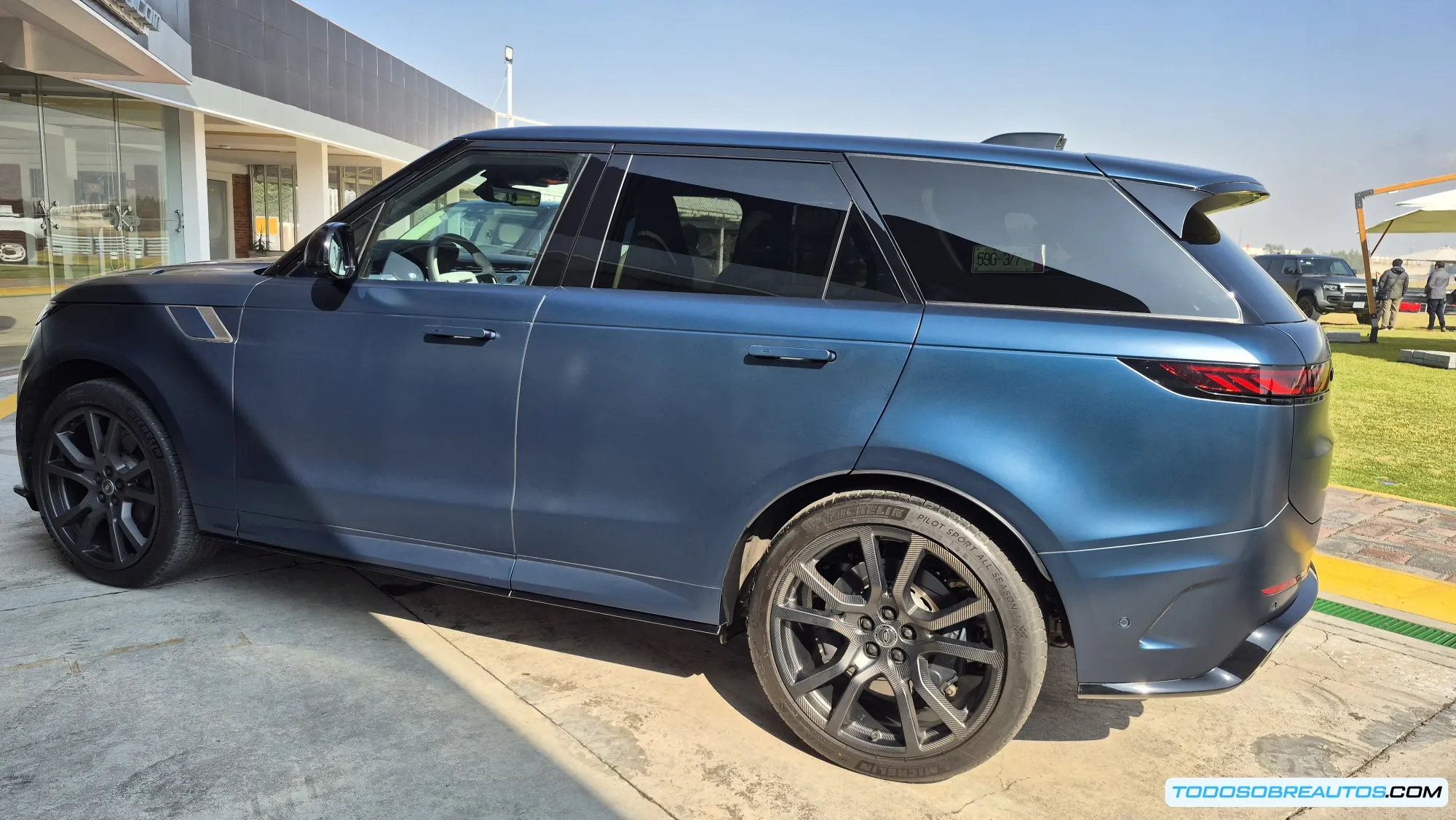 Jaguar F-Type 2024 en color rojo mostrando su diseño deportivo y aerodinámico, con líneas fluidas y faros delgados que caracterizan la elegancia deportiva de la marca