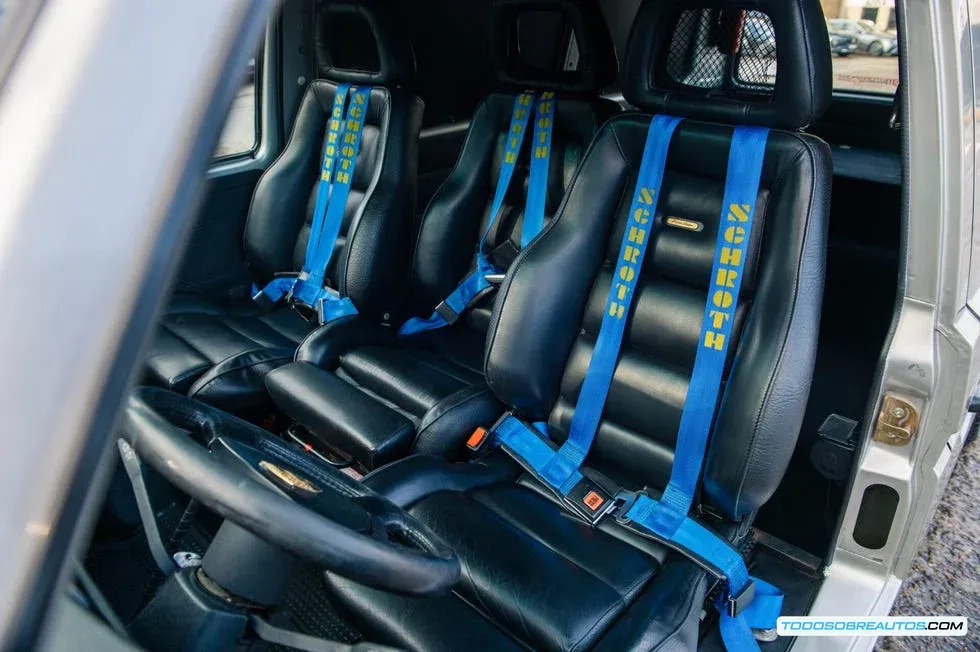 Detalle de llantas Fuchs y diseño exterior del Volkswagen T3 con conversión Porsche