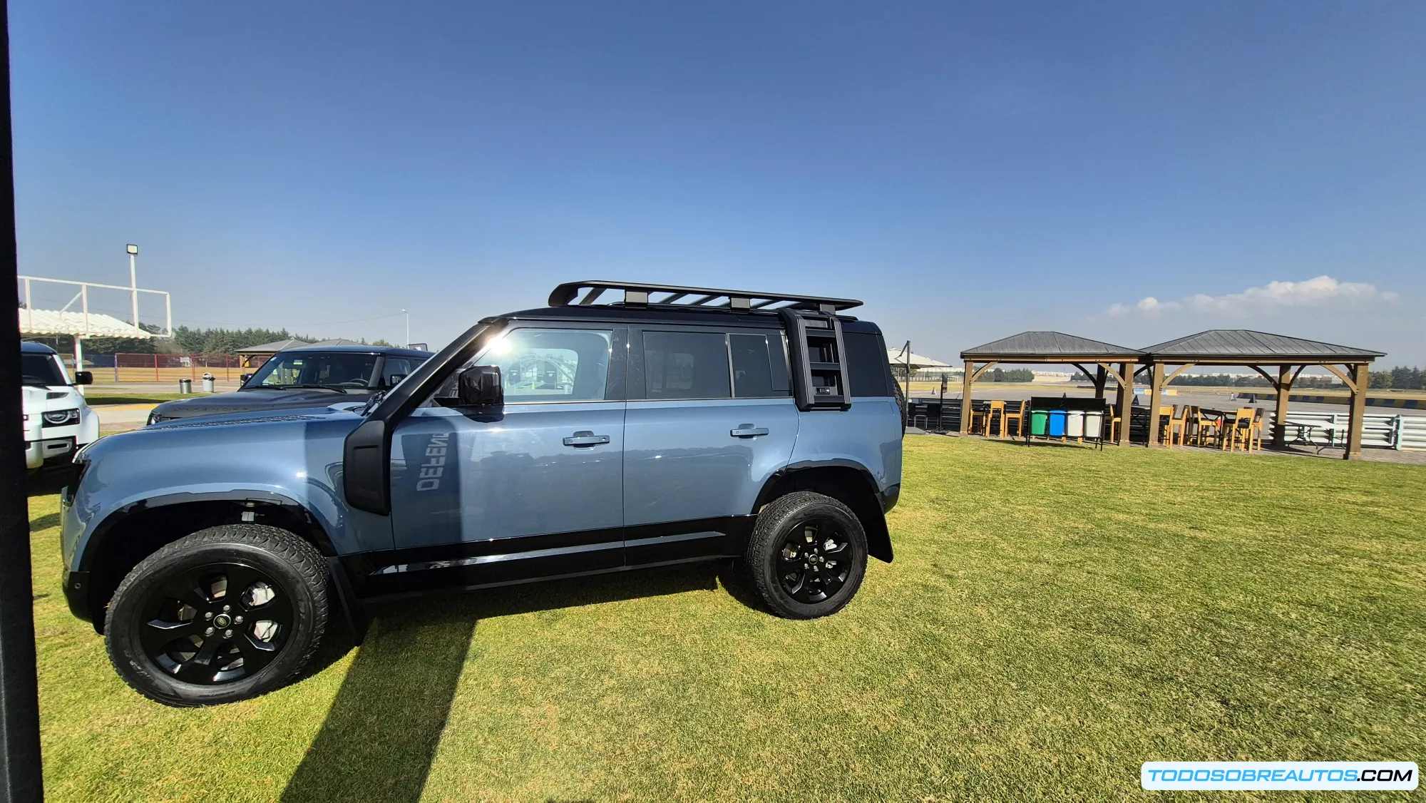 Collage o composición que muestra los logos o representaciones visuales de las cuatro marcas independientes de JLR: Range Rover, Defender, Discovery y Jaguar