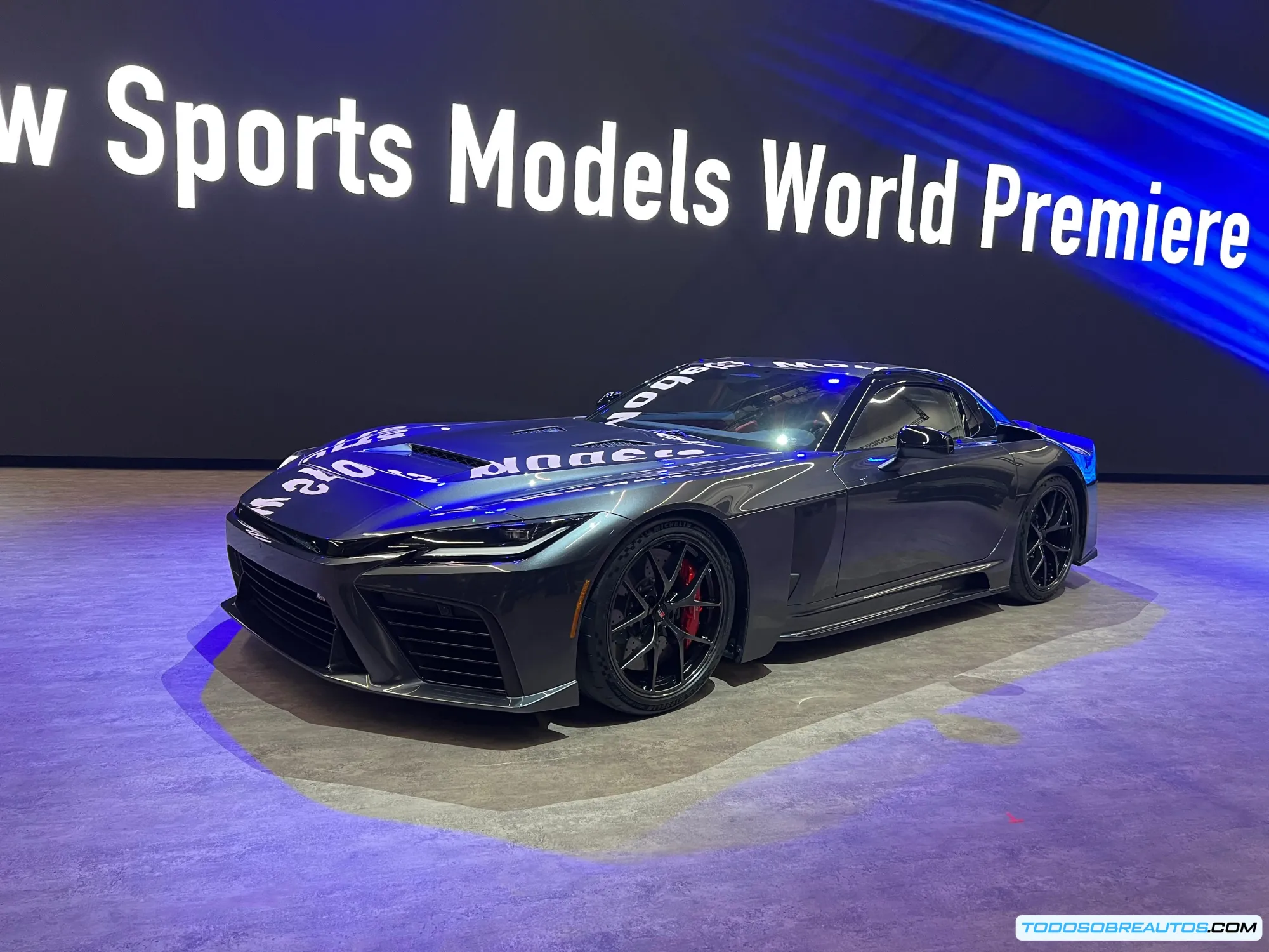 Interior restaurado de McLaren F1 mostrando atención a los detalles originales de tapicería y materiales como comparación con Porsche Classic