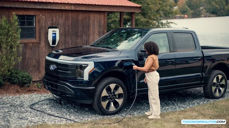 Características tecnológicas de la Ford F-150 Lightning, incluyendo el sistema Vehicle-to-Home y el maletero delantero