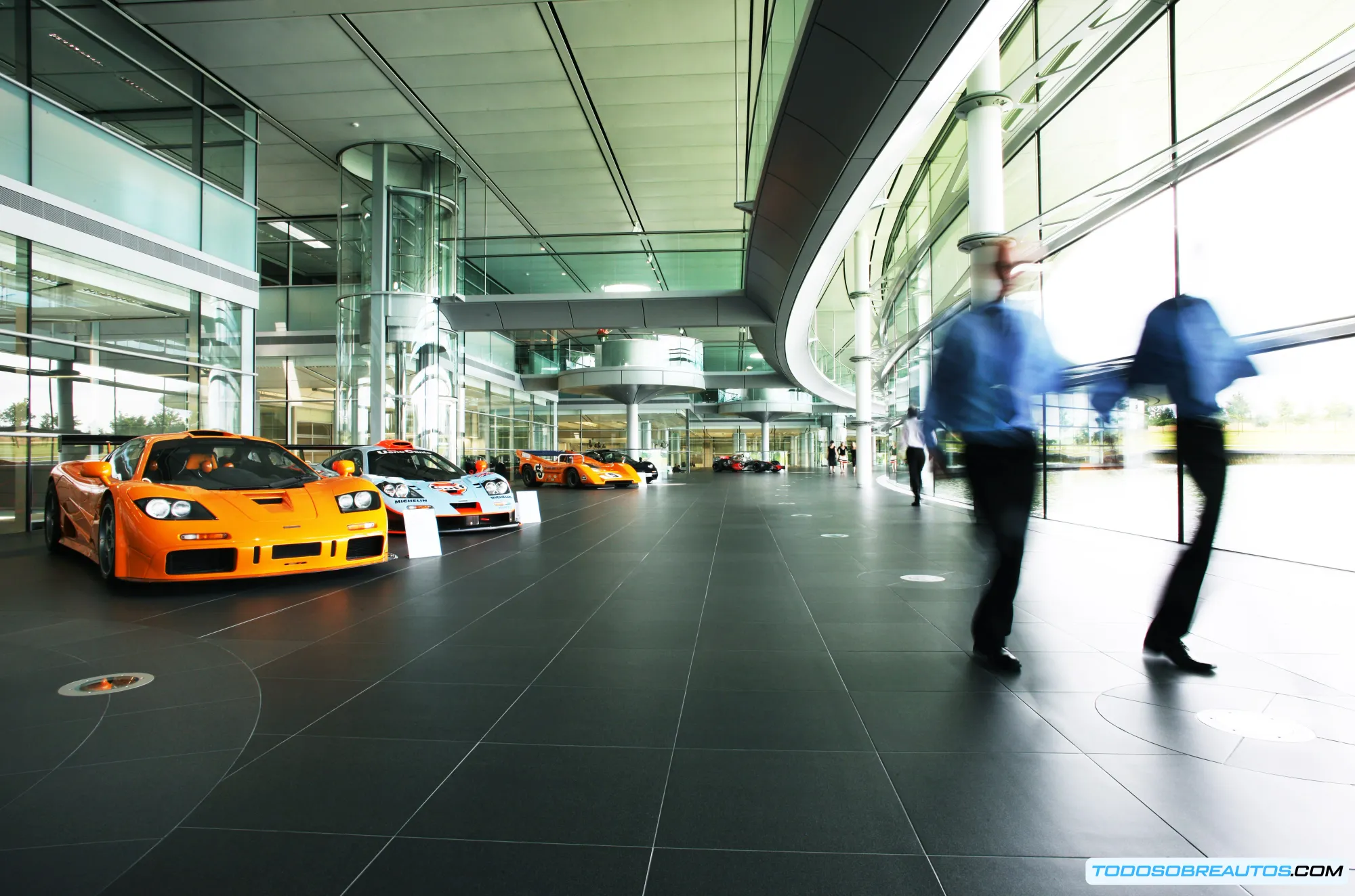 Empleados de McLaren caminando, representando el futuro de la marca