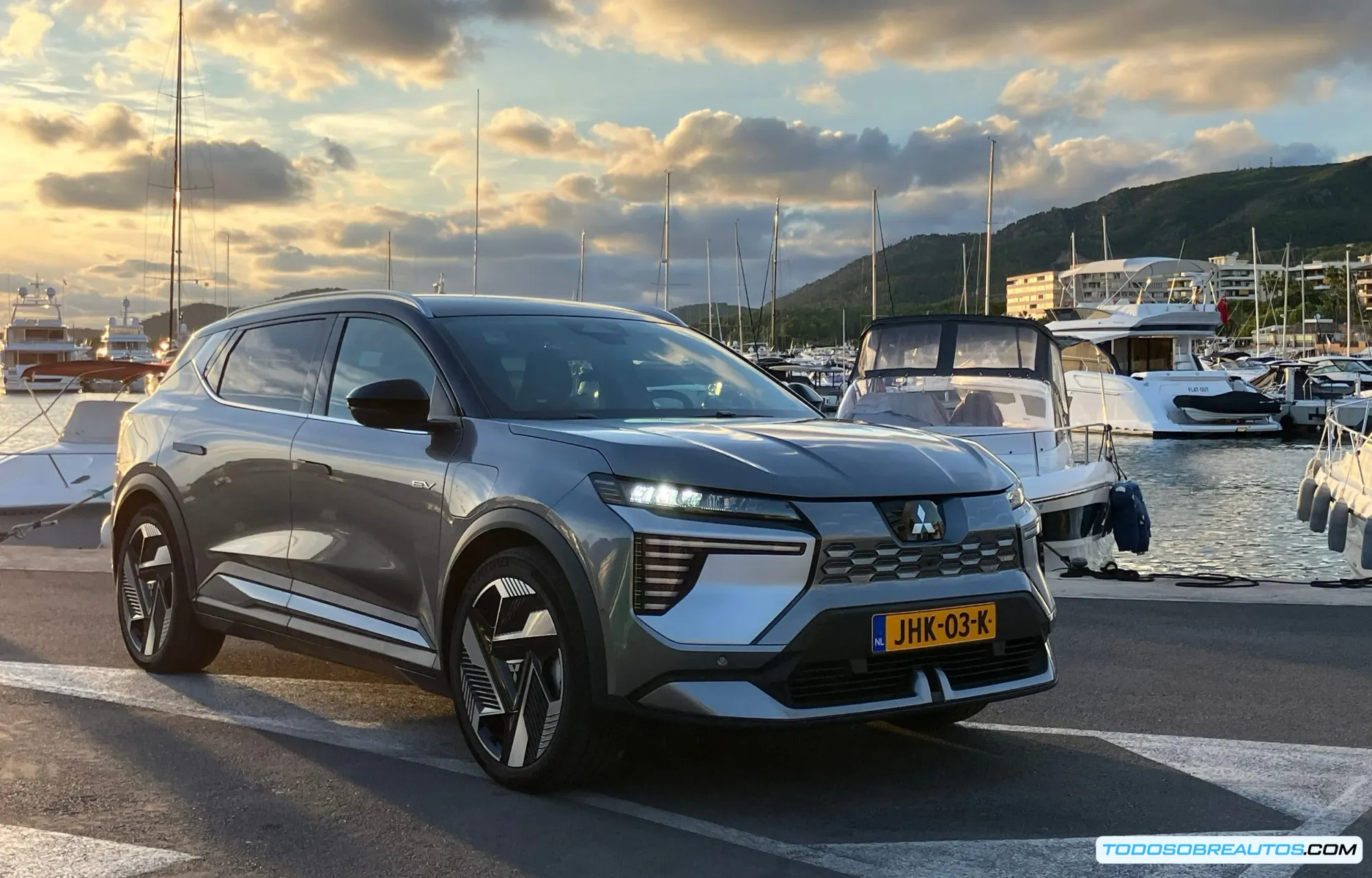SUV moderno Mitsubishi Eclipse Cross 2026 representando las opciones de vehículo disponibles para particulares en el mercado español actual