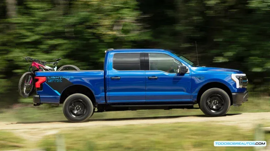 Ford F-150 Lightning en producción, representando el modelo eléctrico que marcó un hito antes de finalizar su fabricación