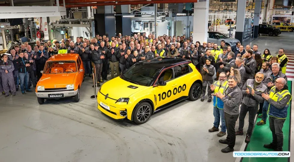 Renault 5 E-Tech 2025 - diseño retro que genera conexión emocional y explica ventas apabullantes