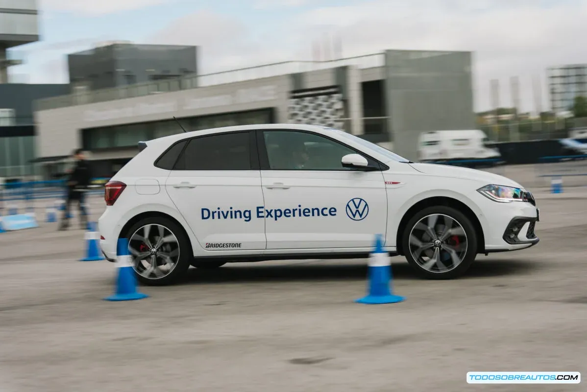 Participantes recibiendo instrucciones en la Volkswagen Driving Experience