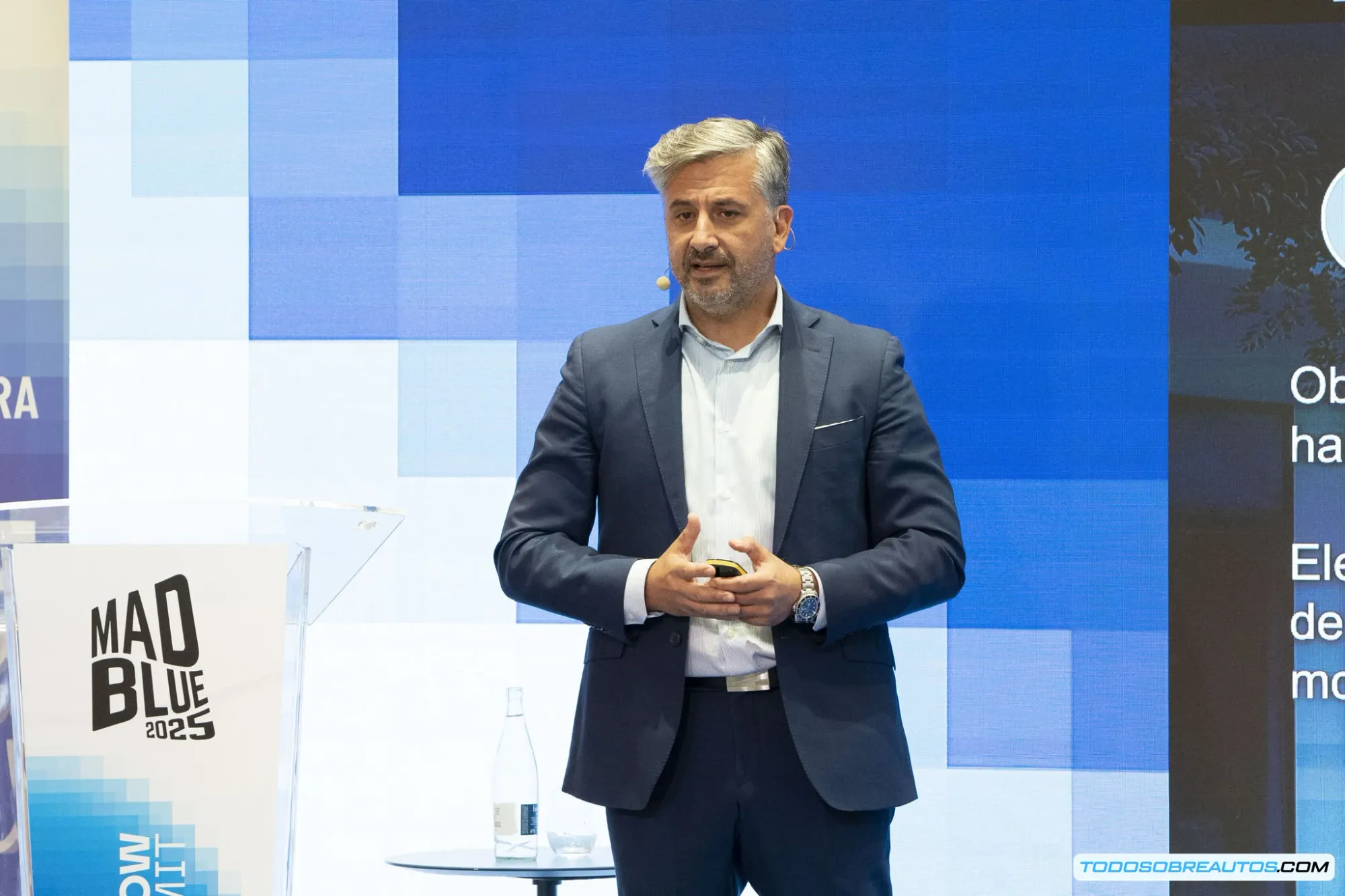 Vehículo eléctrico cargando en estación, representando la infraestructura que BYD expandirá en España