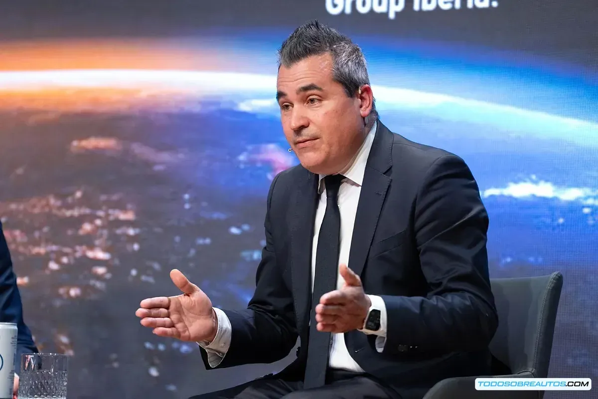 Imagen ilustrativa de la fabricación de automóviles en España mostrando el montaje de las partes de un vehículo en una fábrica. Se ve la tecnología en un ambiente de producción actual.