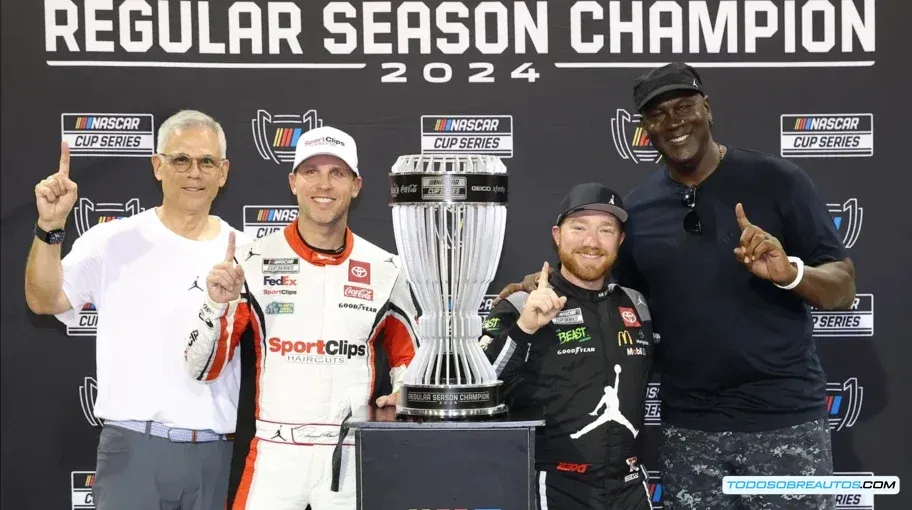 Auto de carreras compitiendo en NASCAR - Ilustración del deporte involucrado en la demanda por monopolio presentada por Michael Jordan