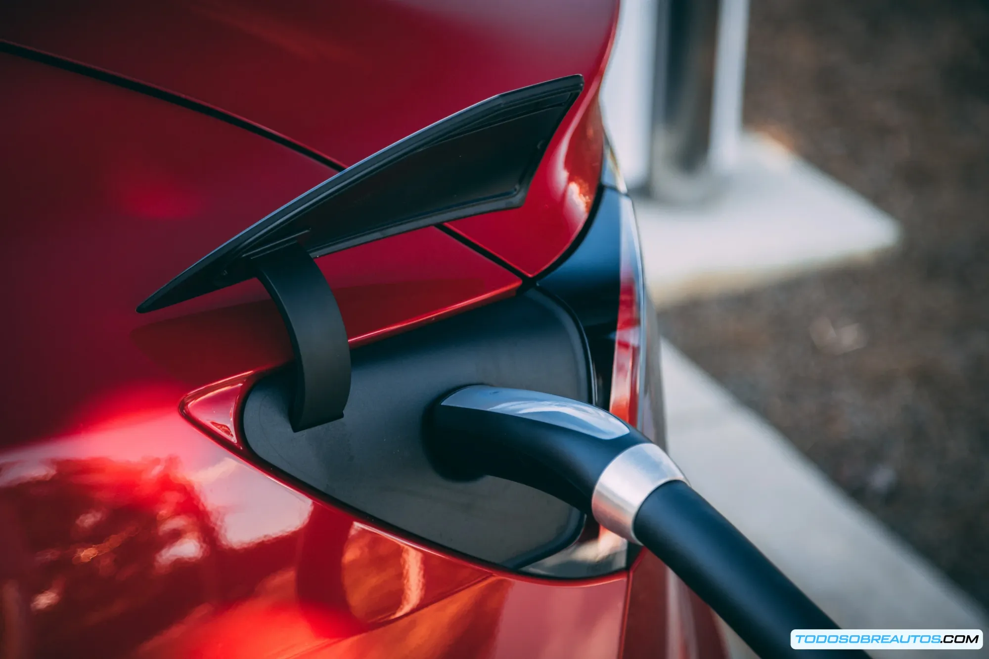 Imagen de una persona contando dinero, representando el gasto adicional debido al nuevo impuesto.