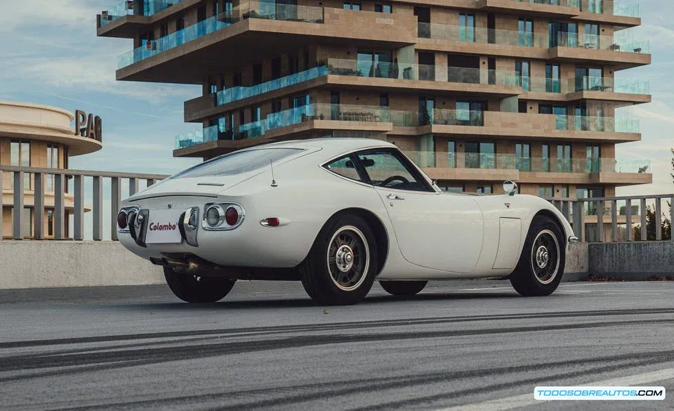 Motor del Toyota 2000 GT mostrando el seis cilindros en línea DOHC de 1.988 cc que desarrollaba 150 CV, con detalles de ingeniería japonesa de alta gama
