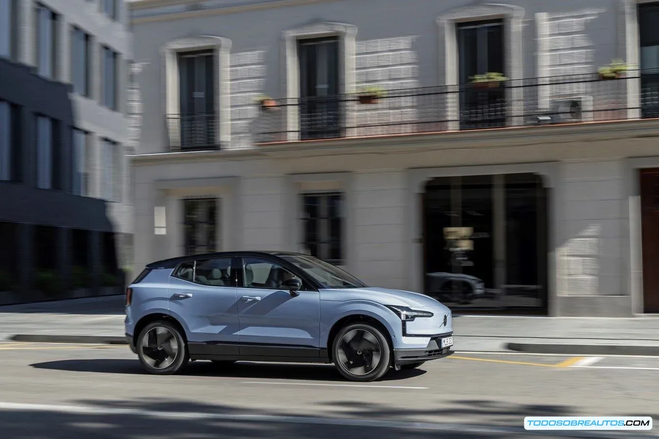 Vista frontal del Volvo EX30 eléctrico en movimiento, mostrando su diseño escandinavo minimalista, faros LED característicos y carrocería compacta que ejemplifica la movilidad sostenible y el enfoque UX centrado en el usuario